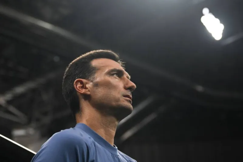 Lionel Scaloni coaching Argentina during their 2026 World Cup semi-final match against England.