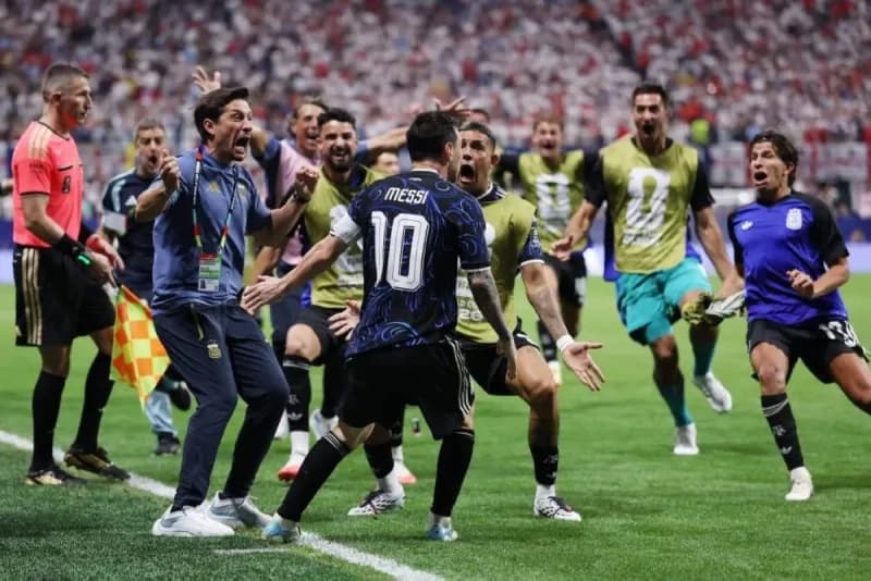 Argentina players celebrate after completing a dramatic comeback against England to reach the 2026 World Cup final at Mercedes-Benz Stadium in Atlanta.